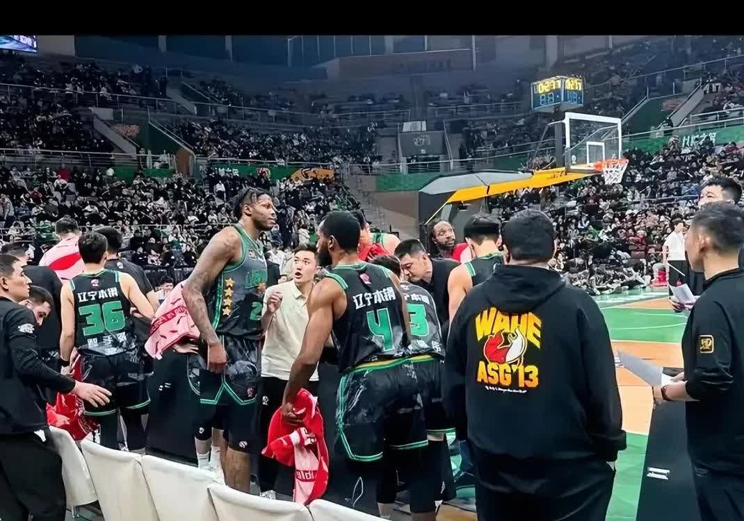 关于华盛顿早稻帽子戏法，助球队大胜卡迪夫城的信息