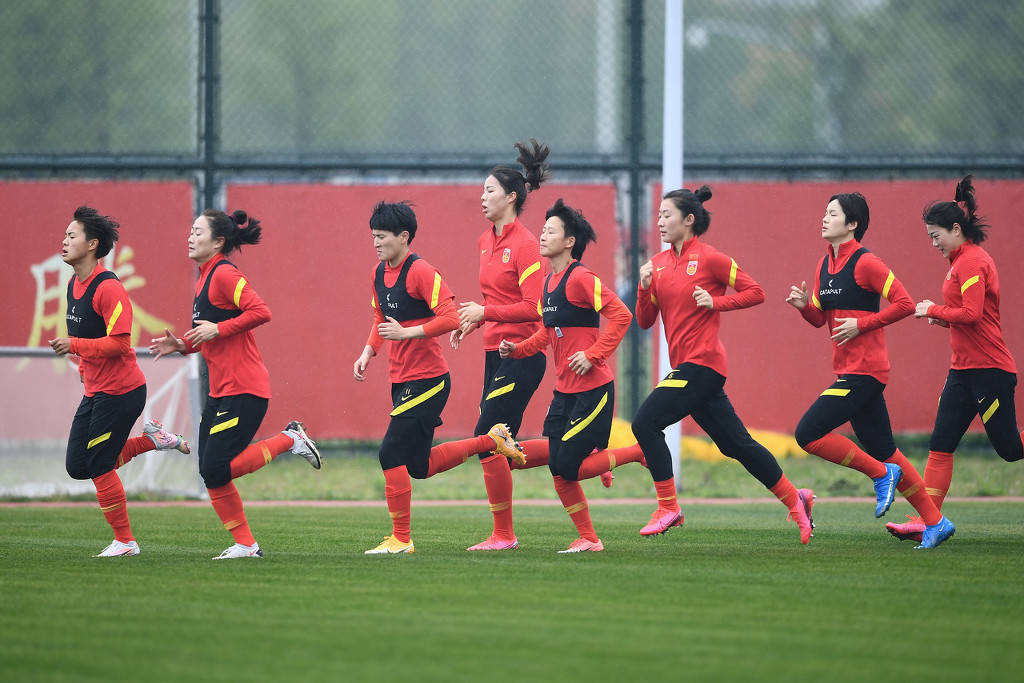 中国女足备战奥运，训练场上全力以赴