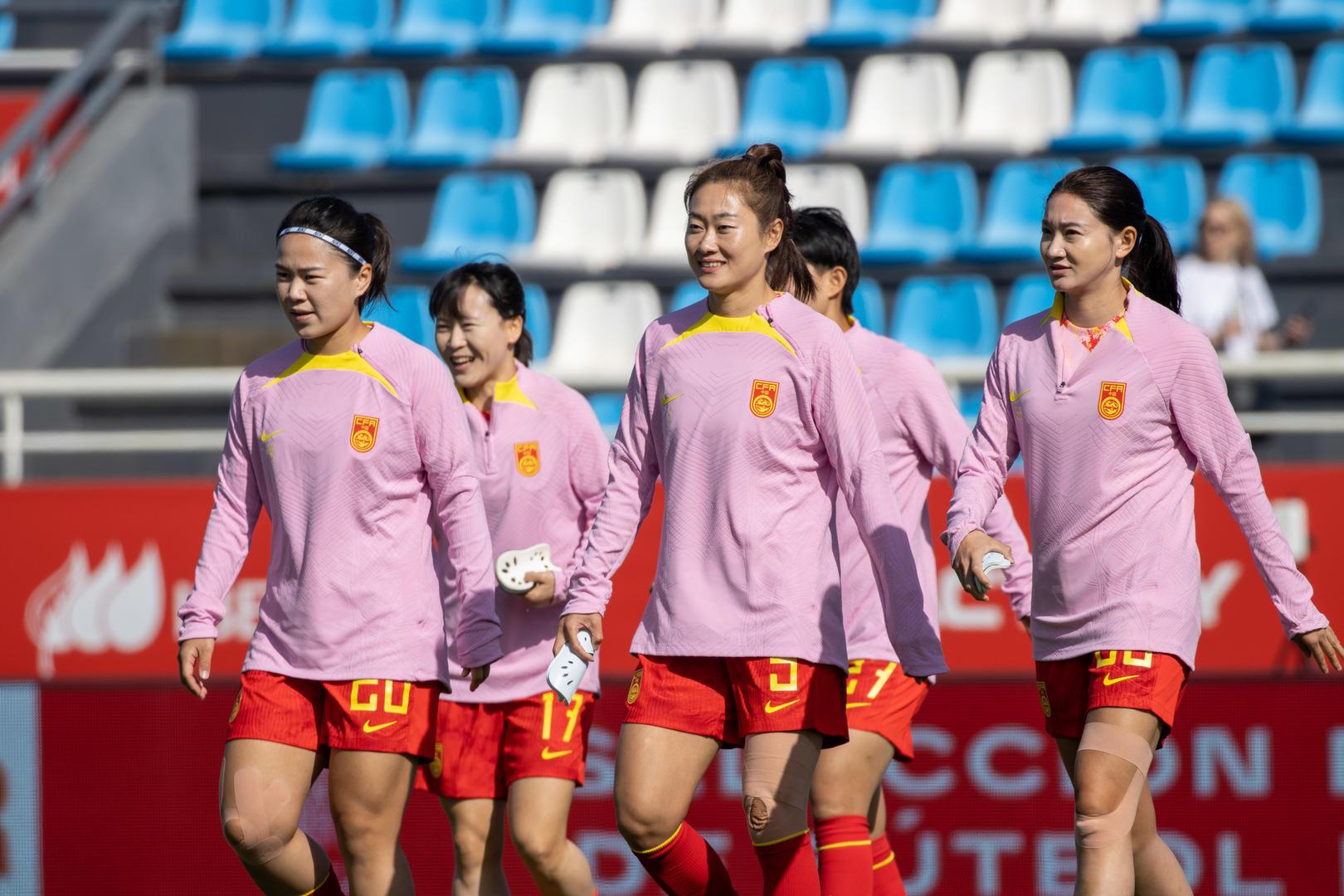 中国女足备战奥运，训练场上全力以赴