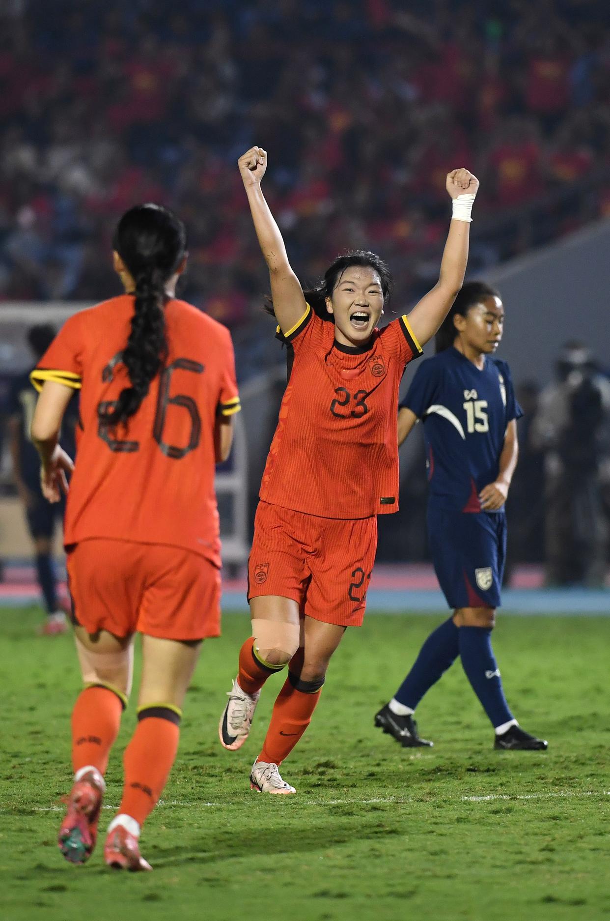 包含夺冠热门失利，女足比赛引发球迷热议的词条