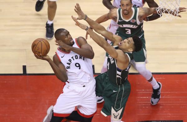 包含雄鹿B队鏖战公牛，伦纳德一己之力扛起全队的词条